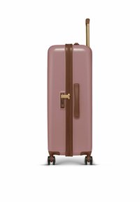 Harde roze koffer met een bruine rits, gouden vergrendelmechanisme en een bruine handgreep. Beschikt over vier wielen voor mobiliteit en een slank ontwerp.