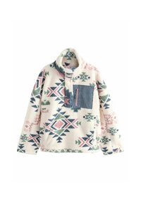Luddig, elfenbensfärgad fleece-pullover med geometriska mönster i rosa, grön och marinblått. Har en hög krage och en marinblå dragkedja på bröstfickan.