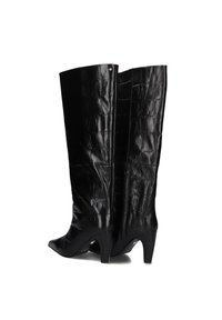 Paar zwarte, leren knieachtige laarzen met een krokodillenstructuur en middelhoge hakken, weergegeven vanuit een achterdriekwart aanzicht.