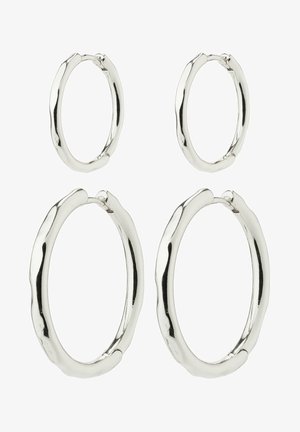 Zestaw srebrnych kolczyków kołowych, jedna para duża i jedna mała. Gładka faktura z falistym wzorem, wyposażone w bezpieczne zapięcia.