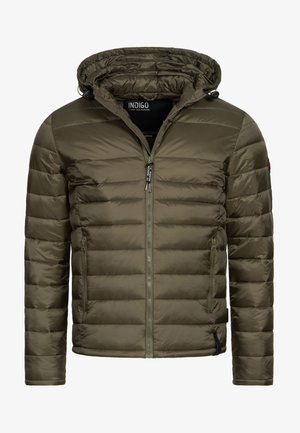 Giacca imbottita verde oliva con chiusura a zip frontale, cappuccio integrato e tasche laterali con zip; presenta una texture liscia e un design trapuntato.