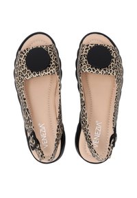 Leopardprint flade sandaler med rund tå, sorte accenter, struktureret overdel og integreret stropdetalje på siden.