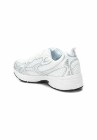 Zapatilla deportiva blanca con parte superior de malla, detalles en plata, patrón texturizado, diseño ligero, suela acolchada y tirador en el talón.