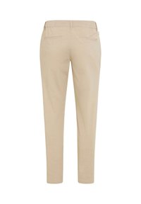 Pantalon beige à jambes droites avec passants de ceinture et deux poches passepoilées arrière, vu de dos sur fond blanc.