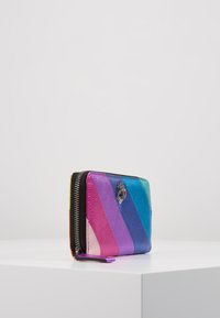 Portafoglio con zip in pelle multicolore, caratterizzato da strisce diagonali di rosa, viola e blu, con un accento metallico sulla parte anteriore.