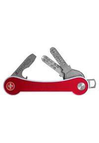 Outils multifonctions rouges avec une lame en acier inoxydable et des porte-clés en métal. Design épuré avec un accent argenté et un emblème de croix suisse.