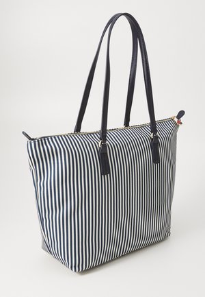 Bolsa de mano a rayas con rayas verticales en azul marino y blanco, material de tela, asas dobles de cuero negro y detalles de cremallera en tono dorado.