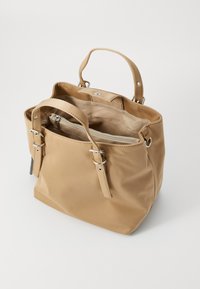 Borsa di pelle beige con due manici corti, una tasca con cerniera interna e dettagli in metallo argentato. Presenta una forma strutturata con una superficie liscia.