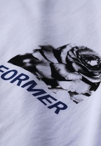 Former ROSE CRUX - Nyomott mintás póló - white