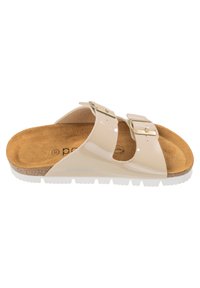 Beige nep-lakleren slide sandaal met twee verstelbare gespen, gestructureerde gouden voetbed, en witte rubberen zool met groeven.