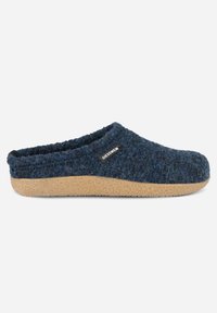 Pantofole di lana blu navy con tomaia texturizzata, design aperto sul retro e suola in gomma beige. Presenta un'etichetta con il logo sul lato.