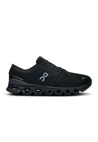 Chaussures de sport noires avec un dessus en tissu texturé, fermeture à lacets et semelle rembourrée dotée de pods segmentés distincts pour le soutien.