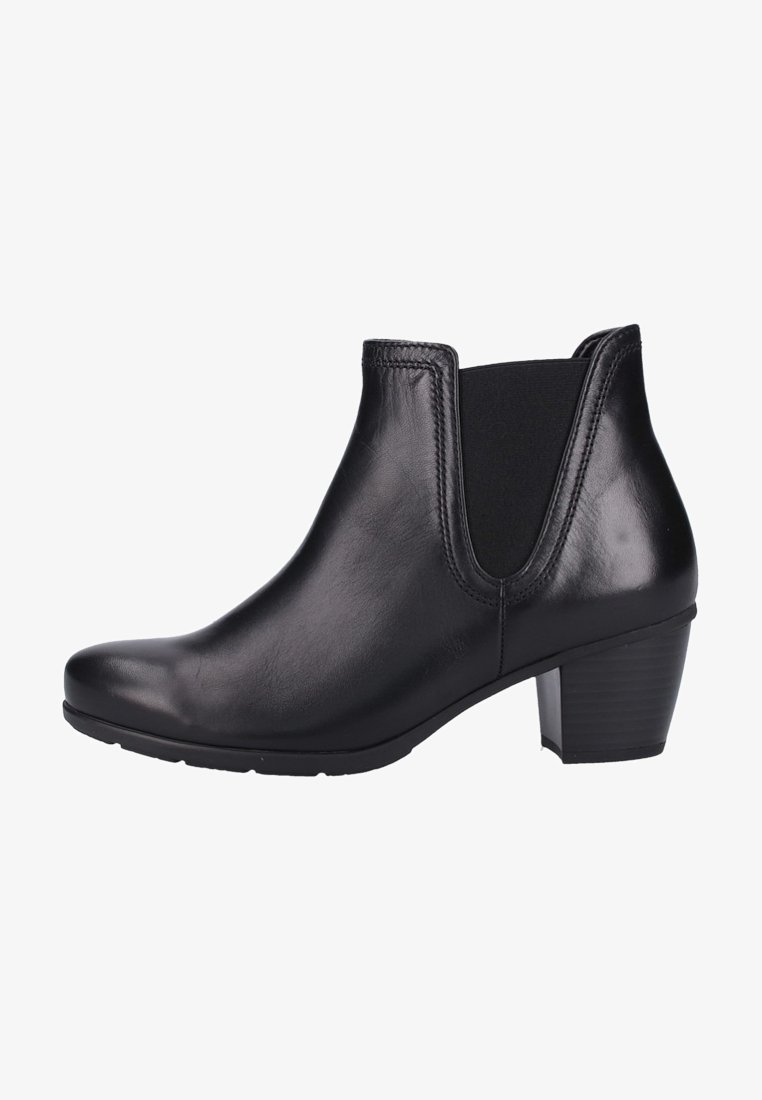 Bottine en cuir noir avec un petit talon épais et un panneau latéral élastique pour un enfilage facile.