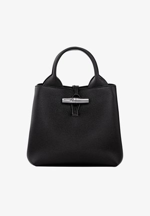 Schwarze Ledertasche mit strukturiertem Design. Verfügt über einen silbernen dekorativen Verschluss und zwei Griffe. Texturierte Oberfläche sorgt für Tiefe.