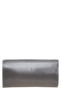 Grå clutch med en glat satinfinish. Har et struktureret stofakcent langs toppen, rektangulær form og lynlåslukning.