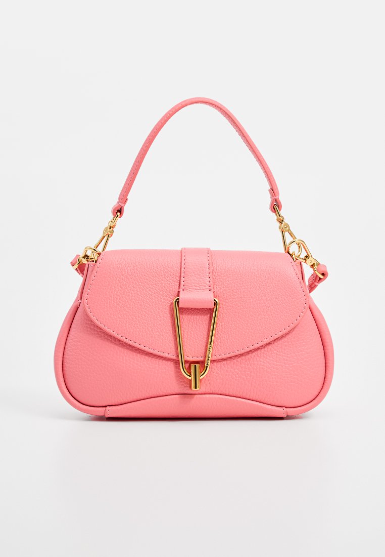 Rosa Lederhandtasche mit strukturiertem Design, Klappenverschluss, goldenen Beschlägen und einem kurzen Henkel zum Tragen. Texturierte Oberfläche.