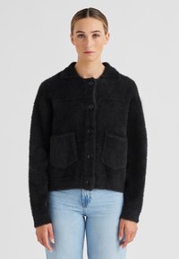 Schwarz flauschige Strickjacke mit Kragen, fünf Knöpfen und zwei vorderen Taschen, aus weichem Material mit strukturiertem Finish.