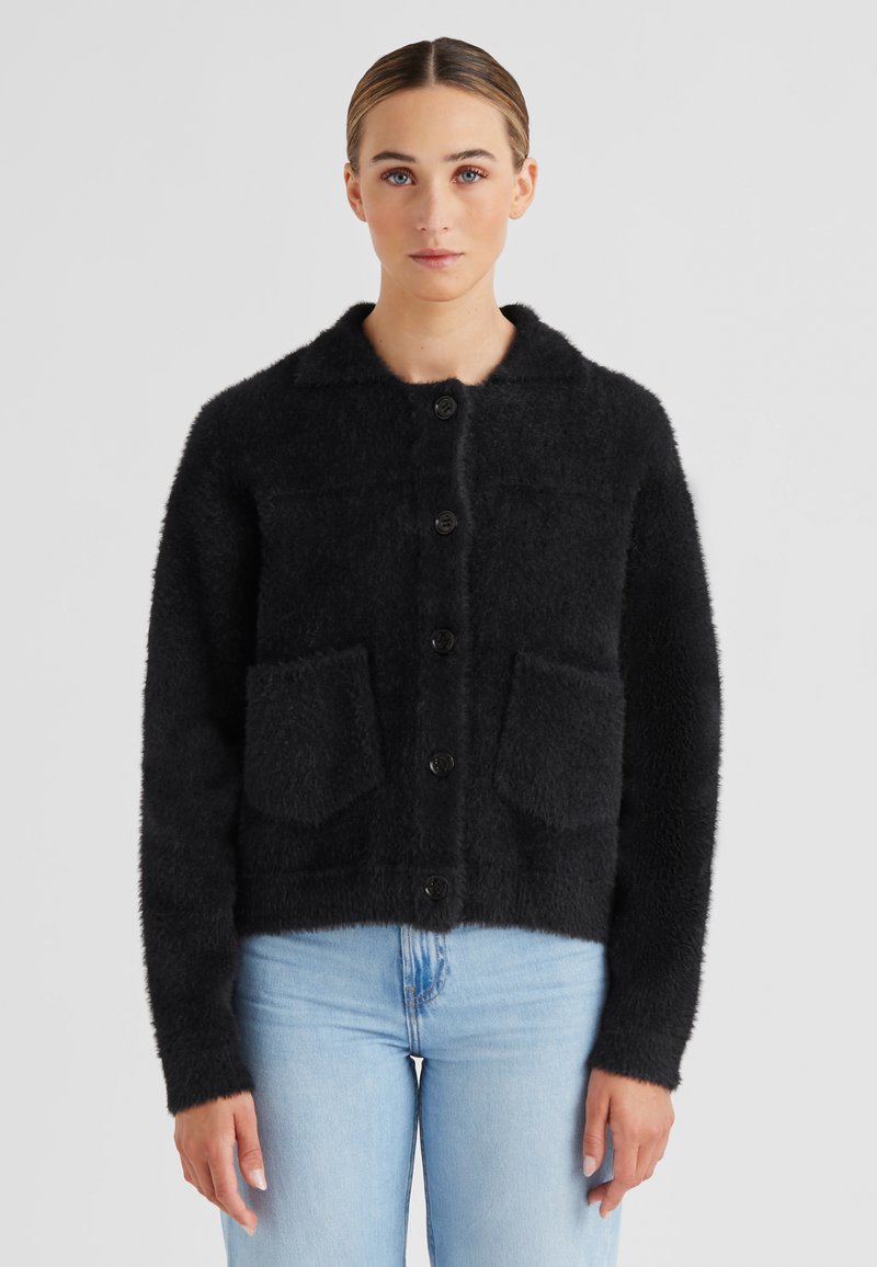 Schwarz flauschige Strickjacke mit Kragen, fünf Knöpfen und zwei vorderen Taschen, aus weichem Material mit strukturiertem Finish.