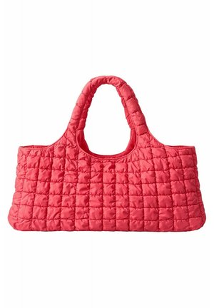 Rød quiltet rektangulær håndtaske med polstrede håndtag og ternet sømmønster på ensfarvet baggrund.