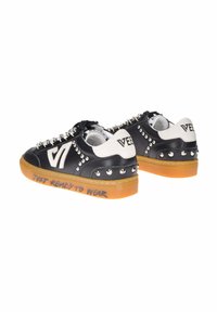 Sneakers in pelle nera con borchie argentate e suola in gomma. Caratteristiche includono una linguetta bianca sul tallone e il testo "JUST READY TO WEAR" sul lato.