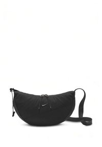 Černá ramenní taška ve tvaru půlměsíce s dvojitým zipem a logem Nike, nastavitelný popruh, na bílém pozadí.