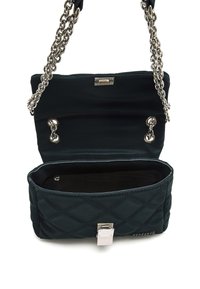 Bolso acolchado de color verde oscuro con una cadena plateada, que cuenta con un cierre de solapa y un interior liso. Destacan los acentos de hardware metálico.