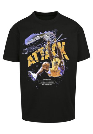 Sort bomulds t-shirt med et farverigt grafisk motiv af en basketballspiller, der laver en dunk, med teksten "ANGREB" i fed gul skrift og yderligere detaljer nedenfor.