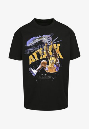 Fekete pamut póló, színes grafikával egy kosárlabdázóról, aki zsákol, a „TÁMADÁS” felirattal, vastag sárgával, és további részletekkel alatta.