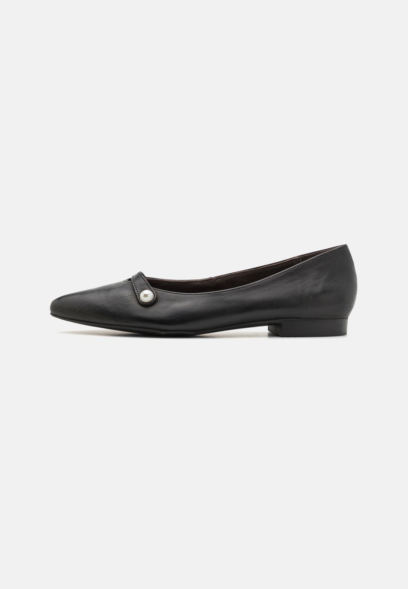 Bailarinas de cuero negro con punta afilada, con un pequeño acento de perla y un tacón cuadrado y plano. Textura suave en toda la superficie.