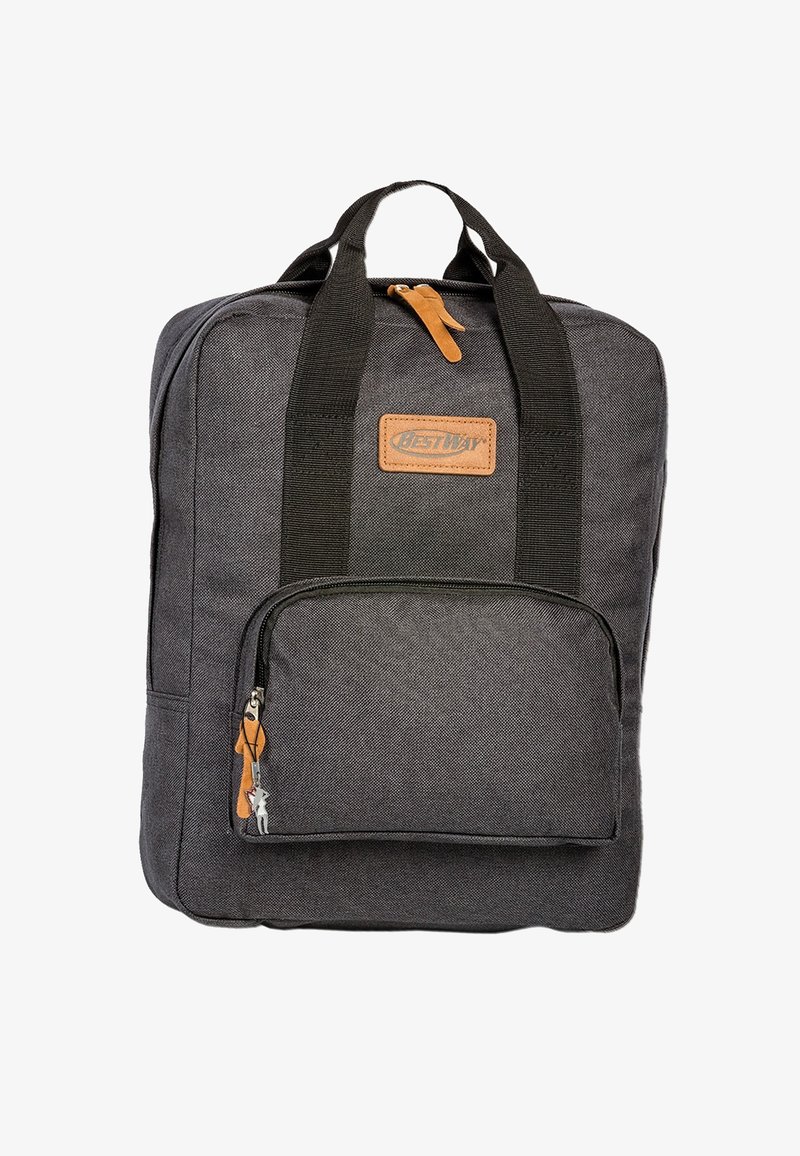 Grijze stoffen rugzak met gevoerde zwarte banden, een bruin accentpatch en een voorzak met rits. Heeft een handvat aan de bovenkant en ritsdetails.