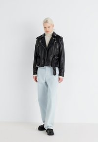 Vero Moda VMDEMIFIE SHORT COATED JACKET - Dirbtinės odos striukė - black