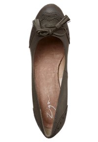 Grå läderballettskor med rund tå, dekorativa utskärningar och rosettdetalj fram. Mjuk innerfoder för komfort.