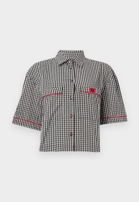 Μαύρο και άσπρο καρό κοντομάνικο κοντό πουκάμισο με κουμπιά μπροστά, δύο τσέπες στο στήθος, λεπτομέρειες με κόκκινο περίγραμμα και ένα μικρό κόκκινο λογότυπο σε ταμπελάκι.