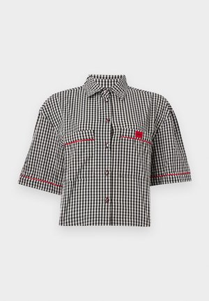 Μαύρο και άσπρο καρό κοντομάνικο κοντό πουκάμισο με κουμπιά μπροστά, δύο τσέπες στο στήθος, λεπτομέρειες με κόκκινο περίγραμμα και ένα μικρό κόκκινο λογότυπο σε ταμπελάκι.