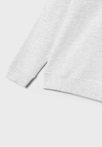 Helles graues Sweatshirt mit einem gerippten Bündchen und Saum aus weichem, leicht strukturiertem Stoff. Sauberes Design, keine Muster oder Akzente sichtbar.