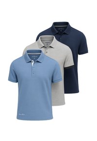 Tři polo trička vystavená: jedno světle modré, jedno světle šedé a jedno tmavě námořnické. Každé má límeček a knoflíkovou légu.