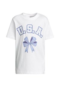 Hvit bomulls T-skjorte med blå tekst "U.S.A." og en blå sløyfebilde under. Korte ermer, rund halsdesign. Myk tekstur.