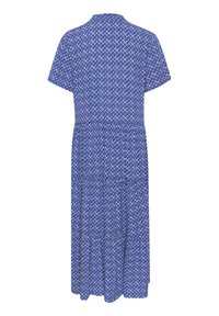 Rochie midi albastră cu model de diamante albe, mâneci scurte, fustă in tendințe cu straturi și talie gathered, prezentată din spate pe un fundal alb.