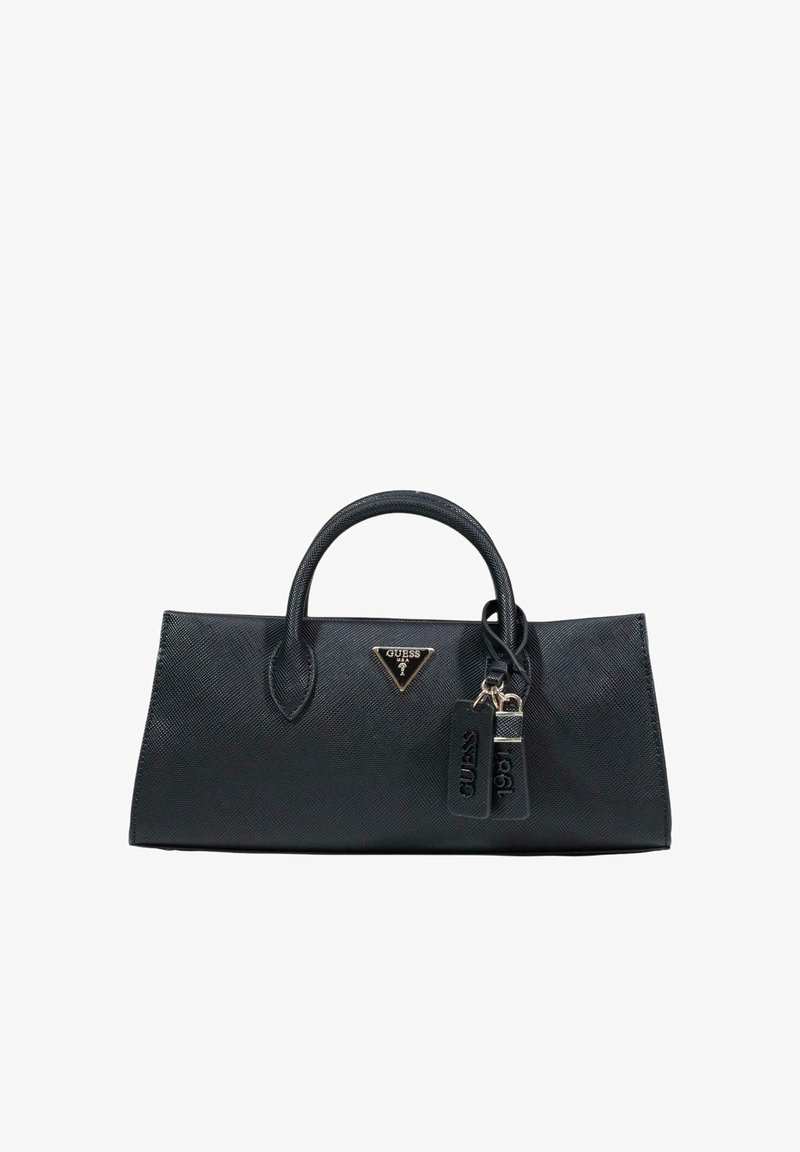 Sac à main Guess en cuir texturé noir avec deux poignées, logo triangulaire et étiquettes suspendues estampillées "GUESS" et "1981".