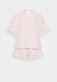 Ensemble de pyjama blanc comprenant un haut à manches courtes avec boutons et un short, décoré de petits motifs en forme de cœur rouges et de bords à volants.