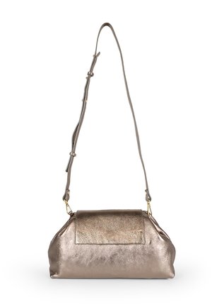 Borsa a spalla in bronzo metallico con pattina pieghevole, texture liscia e tracolla lunga regolabile. Dettagli in metallo color oro.