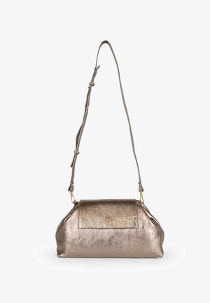 Metaliczna brązowa torebka na ramię z klapą, gładka tekstura i długi, regulowany pasek. Akcenty w odcieniu złota.