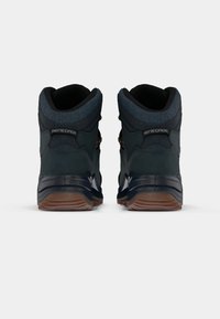 Dunkelblaue Wanderschuhe mit hohem Knöeldesign, aus Wildleder, mit Gummisohle und metallischen Hardware-Akzenten. Verfügt über gepolsterten Schaft und Zunge.