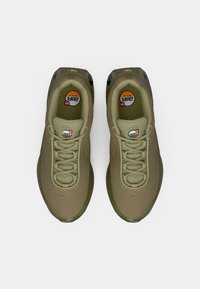 Para oliwkowych sneakersów Nike Air Max z siateczkowymi cholewkami i widoczną poduszką powietrzną widzianych z góry na białym tle.