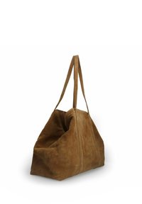 Braune Wildledertasche mit einer weichen, zerknitterten Textur, ausgestattet mit zwei langen Henkeln und einem geräumigen, offenen Design. Keine Beschläge oder zusätzlichen Akzente.