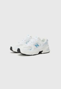 Adidași din plasă albă cu accente de bleu deschis, cu vârf rotunjit, design cu șireturi și o talpă din cauciuc negru pentru aderență.