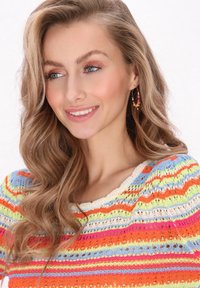 Pulover tricotat multicolor cu dungi în nuanțe de portocaliu, albastru, roz și galben, cu un decolteu larg și un model texturat, cu țesătură deschisă.