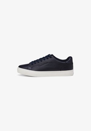 Donkerblauwe leren sneaker met lage schacht, donkerblauwe veters en een witte rubberen zool, aan de zijkant gegraveerd met het "Marc O'Polo"-logo.