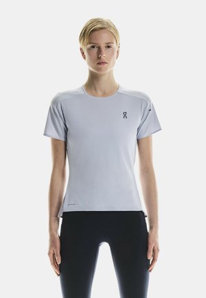 T-shirt sportivo viola chiaro realizzato in tessuto traspirante, con maniche corte e scollatura rotonda, dotato di un logo sul petto.