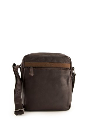 Braune Leder-Crossbody-Tasche mit glatter Textur, rechteckiger Form, Reißverschluss oben und verstellbarem Gurt. Verfügt über ein dekoratives braunes Band.